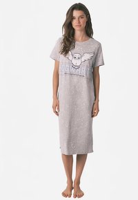 Grå bomuldsnatkjole med korte ærmer, med en uglegrafik og teksten "HOGWARTS", knælængde med plettet tekstur.