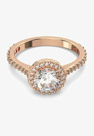 Rosegoldring mit einem zentralen runden, klaren Stein, umgeben von einem Halo kleinerer Edelsteine, mit einem glatten Band und filigranen Details.