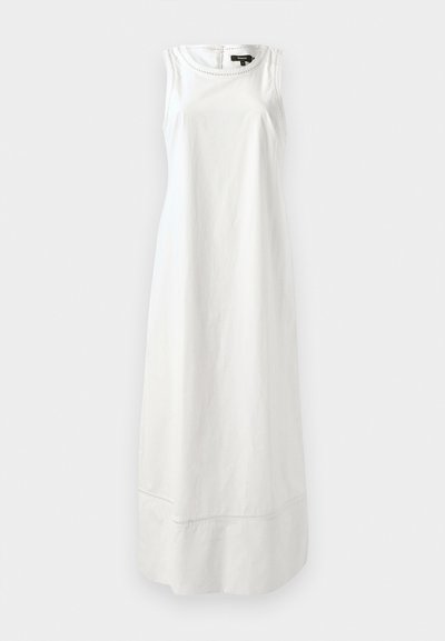 Ärmelloses weißes Kleid aus einem Stoff mit glatter Textur, das ein einfaches Design und eine gerade Silhouette aufweist, mit dezentem Nähedetail am Saum.