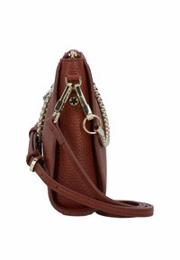 Bolso de cuero marrón con textura, con cadena y correa de tono dorado, que presenta una forma redondeada y detalles de herrajes metálicos.