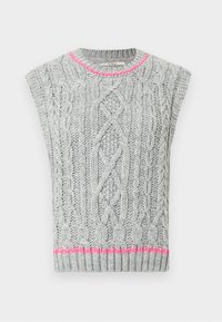 Szary sweter bez rękawów o splocie warkoczowym, z okrągłym dekoltem, krótkimi rękawami oraz różowym paskiem przy krawędzi. Tkanina o fakturze z wypukłymi wzorami.
