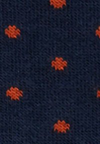 Tessuto blu navy con una trama testurizzata che presenta piccoli motivi di punto croce arancioni regolarmente distribuiti.