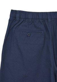 Pantaloni blu navy con un motivo testurizzato, dotati di cintura elastica, una tasca posteriore singola con bottone e cuciture sartoriali.