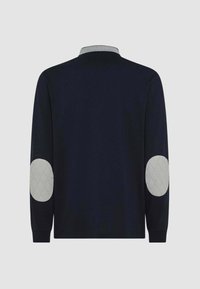 Camicia a maniche lunghe blu navy con colletto grigio e toppe sui gomiti grigie trapuntate, con una texture semplice e liscia e una vestibilità classica.