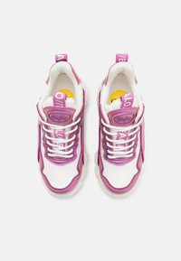 Sapatilhas chunky com tecido branco e detalhes sintéticos em rosa, apresentando atacadores redondos, solas acolchoadas e etiquetas de logo no calcanhar.