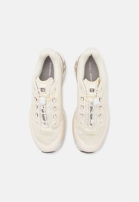 Salomon Sportstyle XT-WINGS 2 UNISEX - Športni copati - vanilla ice/white/feather gray