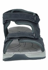 Ciemnoszare sandały z dwiema regulowanymi zapięciami na rzepy, amortyzowaną wkładką i gumową podeszwą z teksturowanym wzorem.