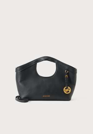 Sort læder Michael Kors håndtaske med rund top-håndtagudskæring, guldfarvet logocharme og aftagelig skulderrem på hvid baggrund.