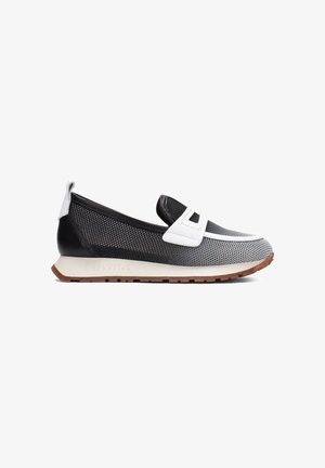 Chaussure slip-on en maille noire et grise avec une bande d'accent blanche, bout arrondi et semelle en caoutchouc présentant un motif texturé. Nom de la marque sur le talon.