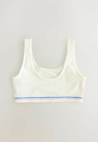 Valkoinen venyvää puuvillaa oleva bralette, jossa on leveät olkaimet ja pyöreä pääntie. Alhaalla on värikäs, pinkki- ja siniraidallinen vyö.
