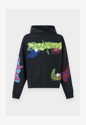 Fekete kapucnis pulóver graffiti stílusú „DSQUARED2” felirattal zöld, sárga és rózsaszín színekben, színes absztrakt mintákkal az ujjakon és rózsaszín „1995” számmal elöl.