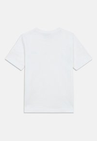 Λευκό βαμβακερό t-shirt, με κοντά μανίκια, στρογγυλή λαιμόκοψη, ίσιο τελείωμα. Απλός σχεδιασμός χωρίς μοτίβα ή γραφικά, ομαλή υφή.