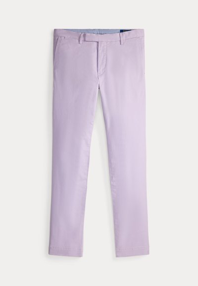 Pantalon droit violet clair avec passants de ceinture et poches avant, posé à plat sur fond blanc.