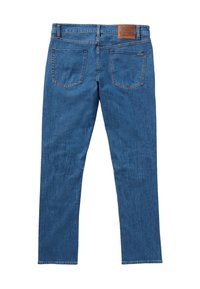 Jean en denim bleu vu de dos avec deux poches arrière, une étiquette de marque en cuir marron et une petite étiquette noire avec un logo sur la poche droite.