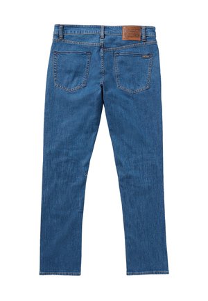 Jeans de mezclilla azul mostrados desde atrás con dos bolsillos traseros, una etiqueta de marca de cuero marrón y una pequeña etiqueta de logo negra en el bolsillo derecho.