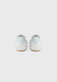 Hvide sneakers med lyseblå detaljer, glat læderoverdel, rund tå, lav profil og gummisål. Har brandlogo på hælen.