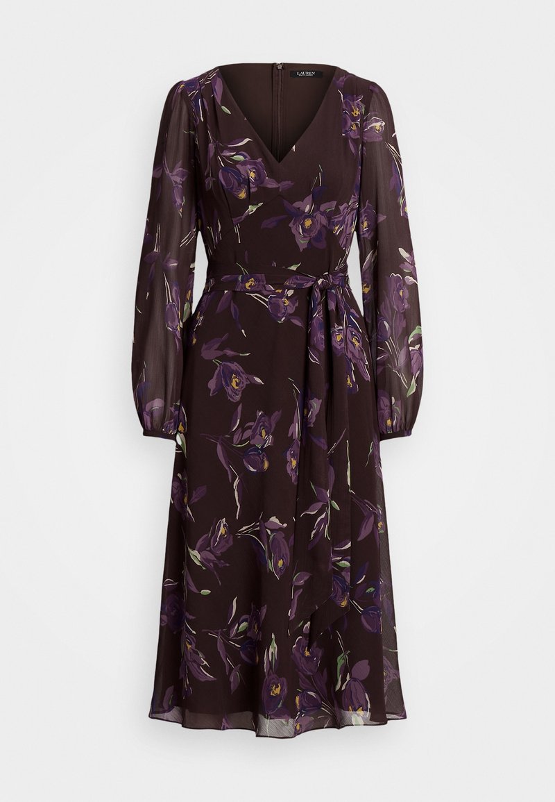 Robe portefeuille florale en tissu marron foncé ornée de fleurs violettes, avec de longues manches bouffantes, un col en V et une ceinture assortie nouée à la taille.