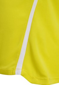 Tessuto sportivo giallo vivo con texture a rete, caratterizzato da una striscia bianca verticale e dettaglio dell'orlo cucito al bordo inferiore.