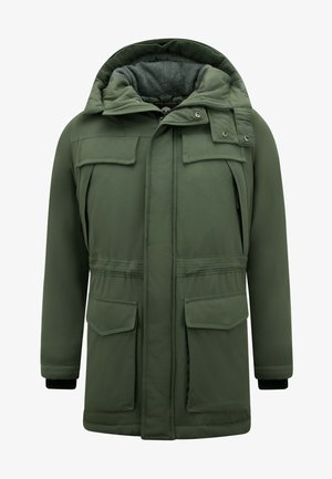 Olijfgroene parka-jas met capuchon, voorzien van twee grote borstzakken, een ritszak en ribgebreide manchetten. Getextureerde binnenvoering.
