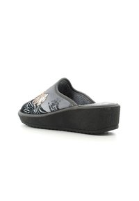 Pantofole grigie senza lacci con suola a zeppa, caratterizzate da un design a stampa zebra e dettagli decorativi sulla tomaia. Suola in gomma testurizzata.