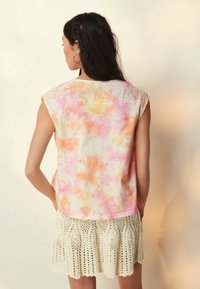 Next BRODERIE TALL - REGULAR FIT - Trükipildiga T-särk - pink tie dye