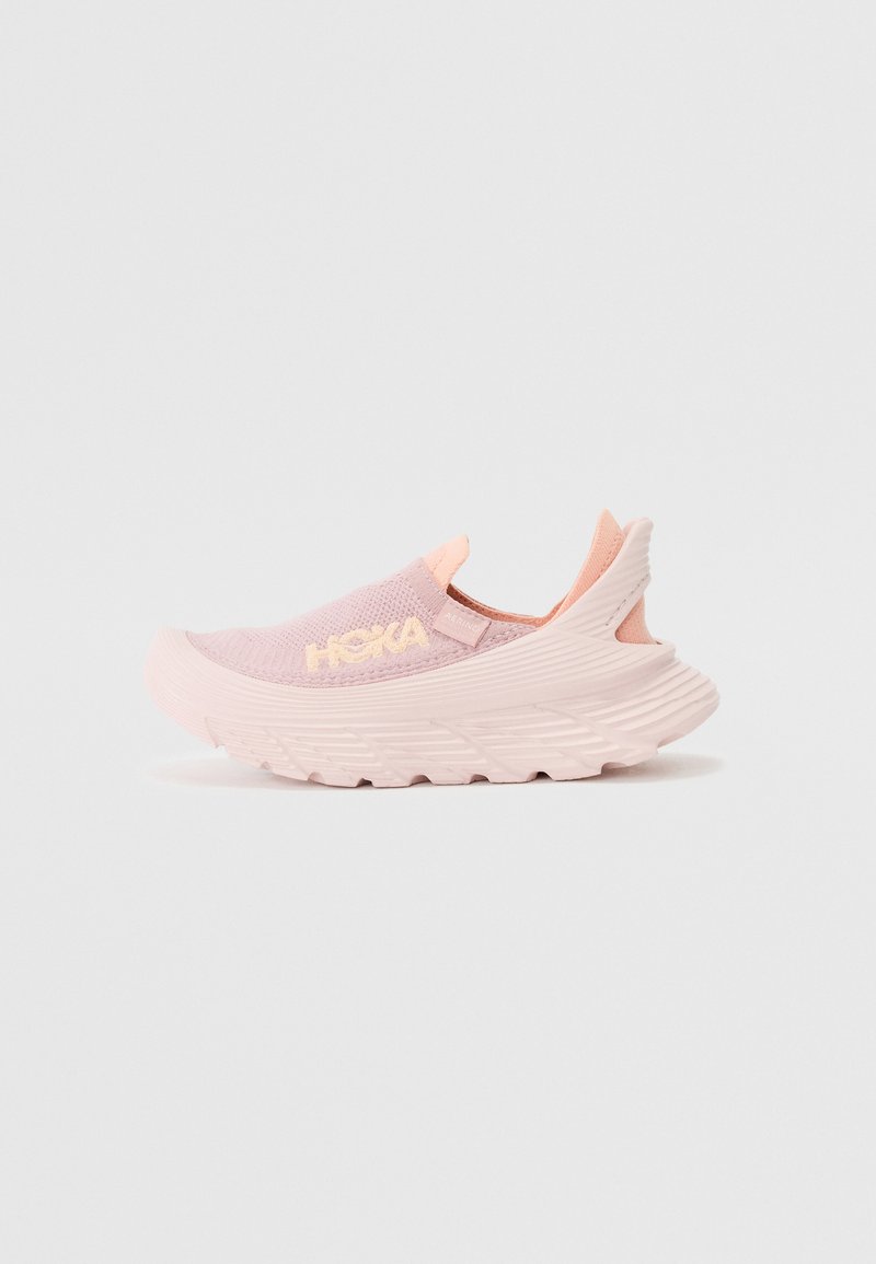 Pantof de sport tip slip-on, în nuanțe de roz deschis și piersică. Dispune de un material superior din plasă respirabilă, talpă texturată și platformă căptușită pentru confort.