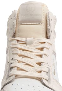 Sneaker bianca alta con una miscela di tela e pelle testurizzata. Presenta lacci rotondi, punta traforata e un logo sulla linguetta.