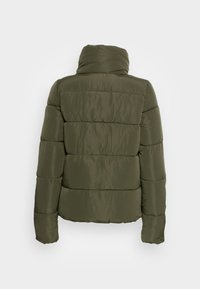 Maslinasto zeleni puffer jakna s visokim ovratnikom, kviltanim dizajnom i rukavima koji sežu do zapešća. Glatka, sjajna tekstura tkanine.