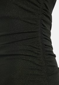 Schwarzer Stoff mit strukturierter Oberfläche, der geraffte Abschnitte für ein gerafftes Design aufweist. Das Material wirkt dehnbar mit einem dezenten Schimmer.