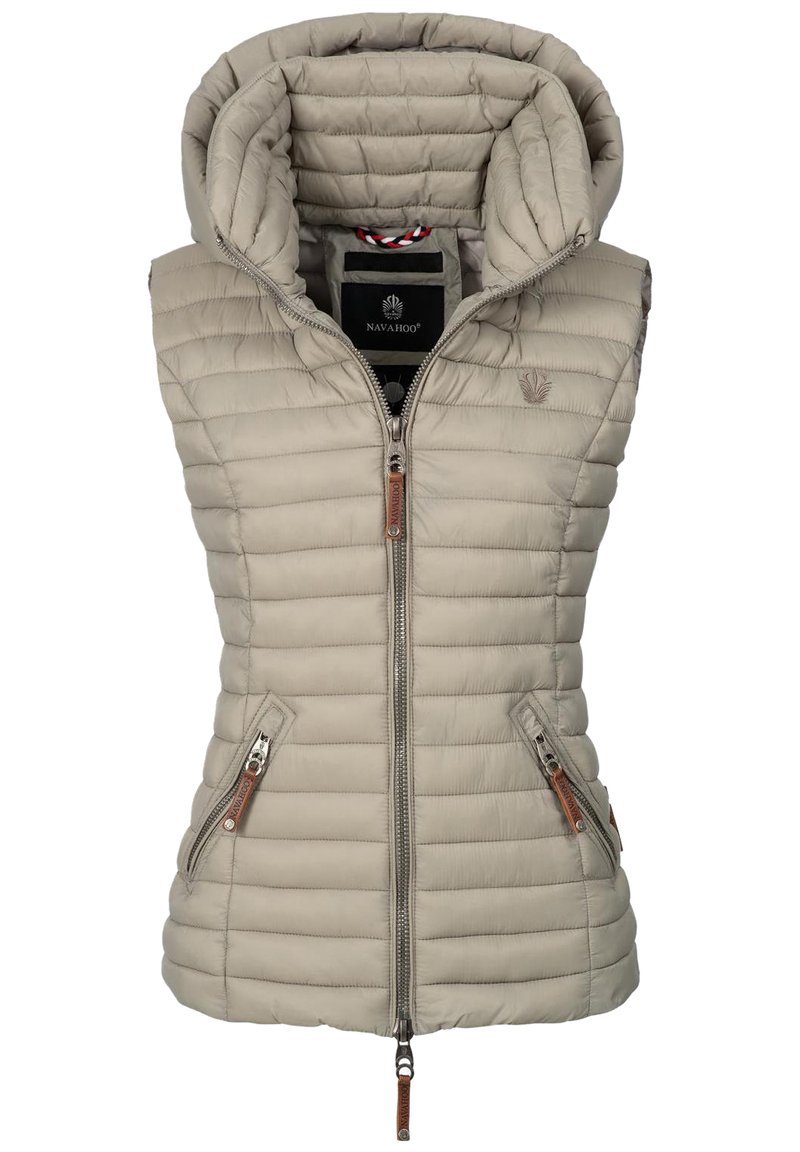 Lichtbeige gewatteerde vest met capuchon, voorzien van verticale stiksels, een ritssluiting aan de voorkant en twee met een rits afgesloten zakken met leren accenten.
