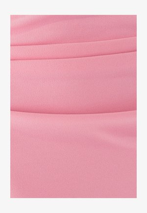 Mehakko roza tkanina z gladko teksturo. Vsebuje subtilne vodoravne gube in rahlo sijaj, kar ustvarja plastevni videz.