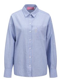 Hellblaues Button-Down-Hemd mit vertikalen weißen und roten Streifen, langen Ärmeln und einer einzelnen Brusttasche; aus strukturiertem Stoff.