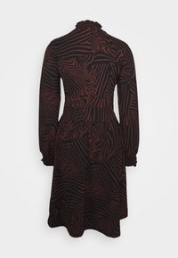 Vestido de manga larga en negro y burdeos con un patrón texturizado y en espiral. Presenta un escote con volantes y una cintura ajustada.