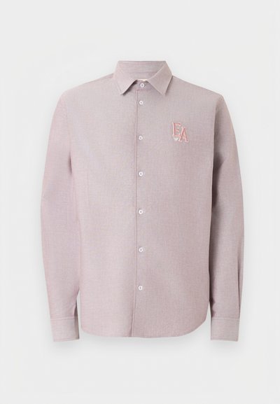 Svetloružová košeľa s dlhým rukávom na gombíky, golierom a vyšívaným logom "EA" na ľavej strane hrudníka.