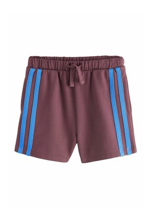 Vinrøde shorts med elastisk talje, snøre og to lodrette lyseblå striber på hver side.