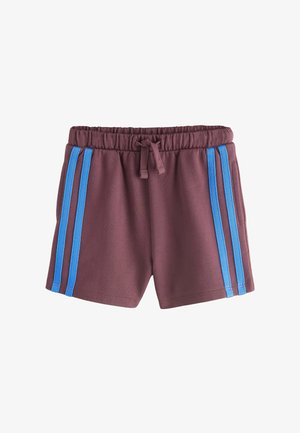 Vinrøde shorts med elastisk talje, snøre og to lodrette lyseblå striber på hver side.