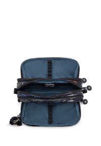 Kipling-Tasche in Dunkelblau mit zwei Reißverschlussfächern, ausgestattet mit einem gemusterten Äußeren, Stofftextur und einem angehängten Affen-Schlüsselanhänger.