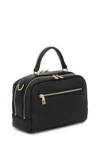 Borsa in pelle nera con cerniere dorate, due scomparti con zip, manico superiore piccolo e superficie texturizzata, caratterizzata da una forma rettangolare elegante.