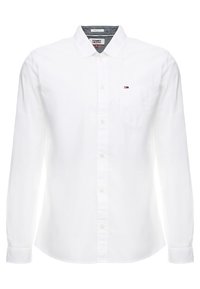Camisa blanca de manga larga con botones, de tela de algodón, con cuello estándar, bolsillo frontal y un pequeño logo en el pecho.