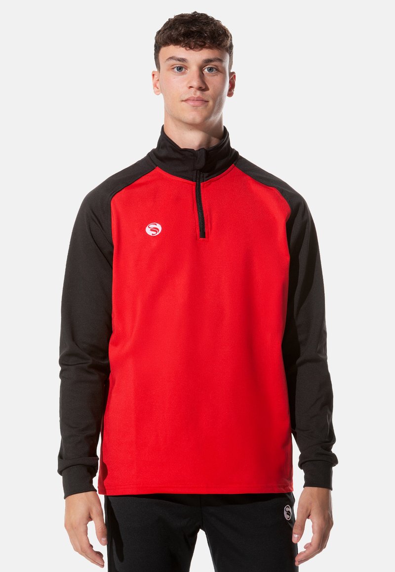 Rot- und schwarz gestreifter Viertelreißverschluss-Pullover mit langen Ärmeln, ausgestattet mit einer weichen Textur und einem kleinen Logo auf der Brust. Schlichtes Design.