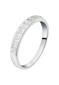 Silberring mit einem glatten Band, in das runde klare Steine in einer Linie eingearbeitet sind, das eine polierte, reflektierende Oberfläche zeigt.