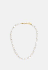 Pärl halsband med oregelbundna vita pärlor separerade av små gyllene sfärer, med ett gyllene kedjespänne och justerbar längd.