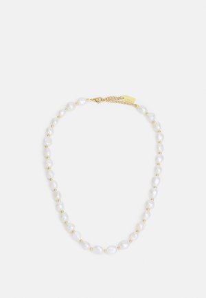 Collar de perlas que presenta cuentas de perlas blancas irregulares separadas por pequeñas esferas doradas, con un cierre de cadena dorada y longitud ajustable.