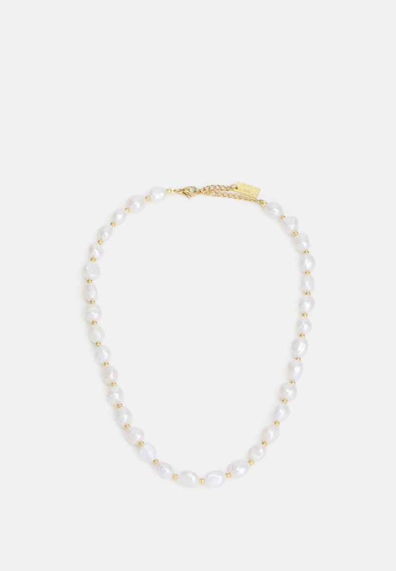 Pärl halsband med oregelbundna vita pärlor separerade av små gyllene sfärer, med ett gyllene kedjespänne och justerbar längd.