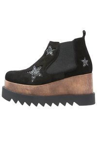Botines de ante negros con acentos de estrellas brillantes, paneles laterales elásticos, plataforma gruesa marrón y suela de goma negra con serrado.