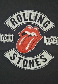 Schwarzes T-Shirt mit dem Rolling Stones-Logo, das grafisch rote Lippen und eine Zunge zeigt, sowie weißem Text, der "ROLLING STONES TOUR 1978" in einem verwitterten Stil angibt.