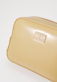 Tommy Jeans MUST CAMERA BAG  - Cross body bag - natural khaki