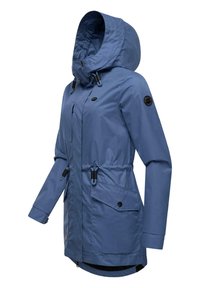 Mėlyna vandeniui atspari striukė su kapišonu, su raišteliu juosmens srityje, užtrauktuko priekine kišene ir elastinėmis rankovėmis. Yra juodi akcentai ir logotipo pleistras.