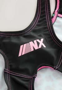 Czarny top kąpielowy z różowymi szwami i logo, wykonany z gładkiego, elastycznego materiału. Posiada okrągły dekolt i bezrękawowy krój.