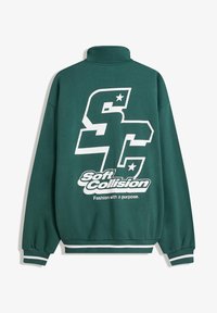 Hanorac verde cu guler înalt, branding alb pe spate, manșete elastice și bandă de jos. Material moale cu o croială lejeră.